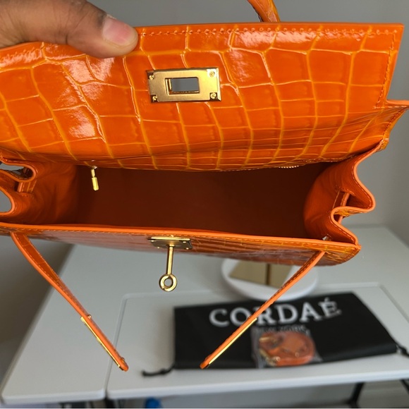 BNWT Cordae New York Orange Crocodile-Embossed Satchel with Gold Hardware - Picture 7 of 9